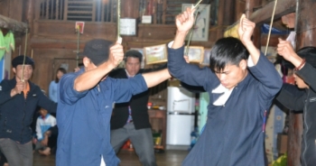 Clip: Thót tim với màn uống nước sôi trong tục "nhảy bói" của người Dao ở Hà Giang