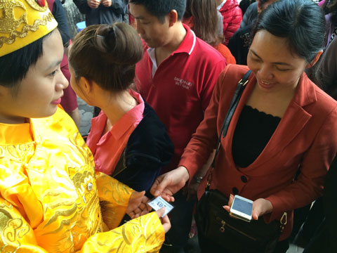 Nhiều người d&acirc;n đi mua v&agrave;ng trong ng&agrave;y v&iacute;a Thần T&agrave;i. Ảnh: VietNamNet