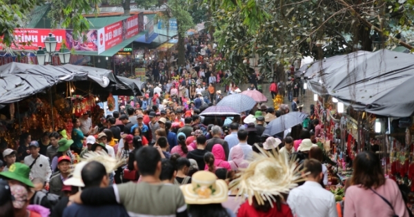 Ngày đầu khai hội Chùa Hương: Hàng vạn người nhích từng bước trong mưa xuân