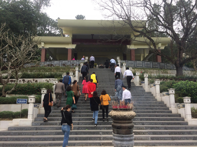 Nghệ An: D&acirc;ng hương v&agrave; trồng c&acirc;y đầu xu&acirc;n tại khu mộ b&agrave; Ho&agrave;ng Thị Loan