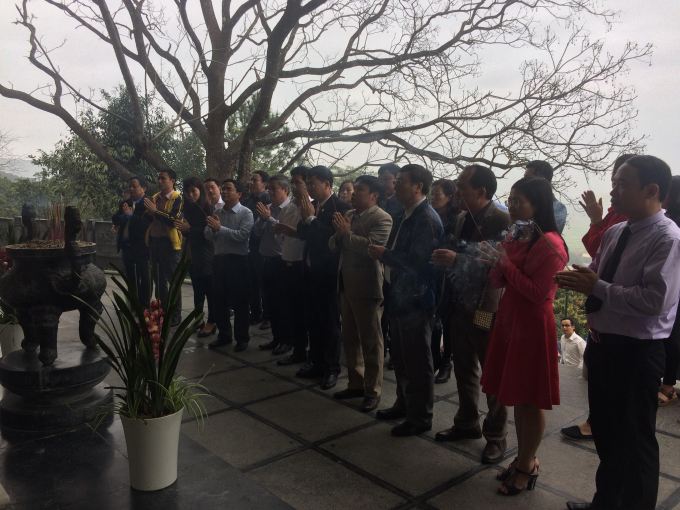 C&aacute;n bộ, chuy&ecirc;n vi&ecirc;n Văn ph&ograve;ng v&agrave; c&aacute;c ban HĐND tỉnh Nghệ An thắp hương trước phần mộ b&agrave; Ho&agrave;ng Thị Loan.