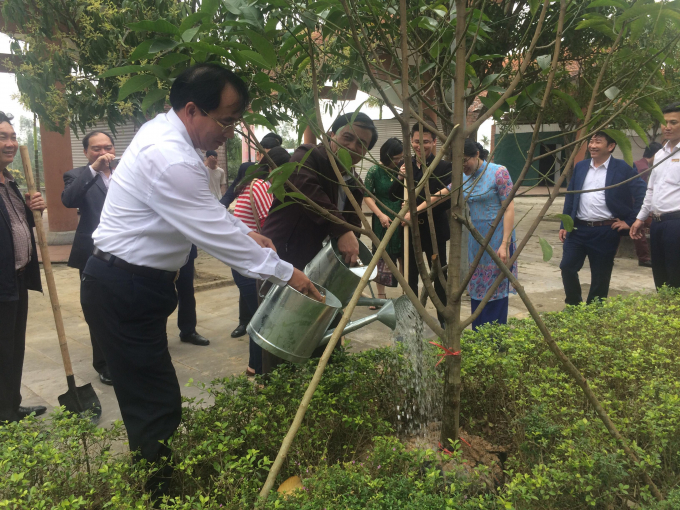 &Ocirc;ng&nbsp; Ho&agrave;ng Viết Đường&nbsp;Ph&oacute; Chủ tịch HĐND tỉnh Nghệ An&nbsp;tr&ocirc;ng c&acirc;y tại khu mộ b&agrave; Ho&agrave;ng Thị Loan.