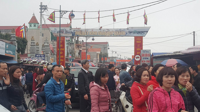 Ngay từ sớm, d&ograve;ng người đ&ocirc;ng đ&uacute;c đ&atilde; đổ về trung t&acirc;m Hội chợ Viềng để mua sắm.