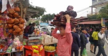 Phong phú hàng hóa tại phiên chợ “mua may, bán rủi”