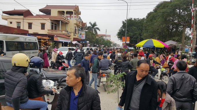 Phi&ecirc;n chợ thu h&uacute;t kh&aacute; nhiều nguời về tham quan v&agrave; mua sắm.