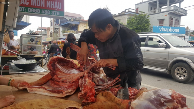 Phong ph&uacute; h&agrave;ng h&oacute;a tại phi&ecirc;n chợ &ldquo;mua may, b&aacute;n rủi&rdquo;