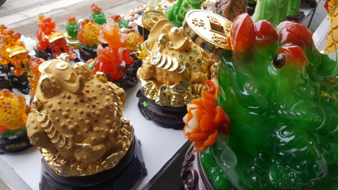 Phong ph&uacute; h&agrave;ng h&oacute;a tại phi&ecirc;n chợ &ldquo;mua may, b&aacute;n rủi&rdquo;