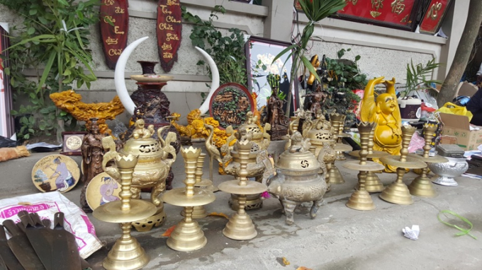 Phong ph&uacute; h&agrave;ng h&oacute;a tại phi&ecirc;n chợ &ldquo;mua may, b&aacute;n rủi&rdquo;