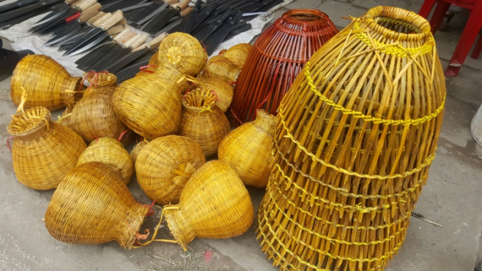 Phong ph&uacute; h&agrave;ng h&oacute;a tại phi&ecirc;n chợ &ldquo;mua may, b&aacute;n rủi&rdquo;