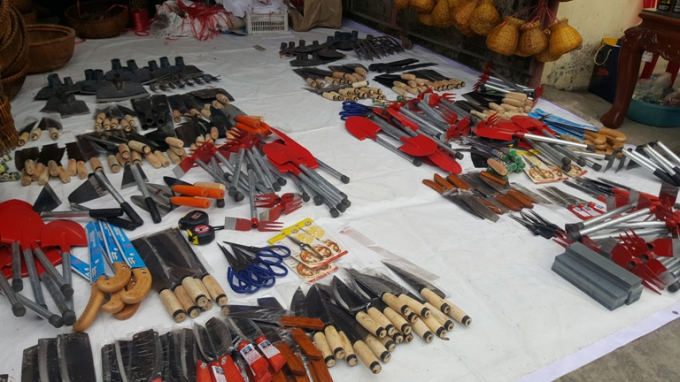 Phong ph&uacute; h&agrave;ng h&oacute;a tại phi&ecirc;n chợ &ldquo;mua may, b&aacute;n rủi&rdquo;