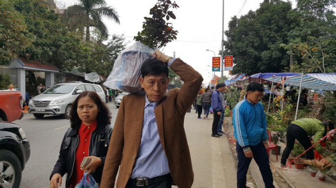 Phong ph&uacute; h&agrave;ng h&oacute;a tại phi&ecirc;n chợ &ldquo;mua may, b&aacute;n rủi&rdquo;