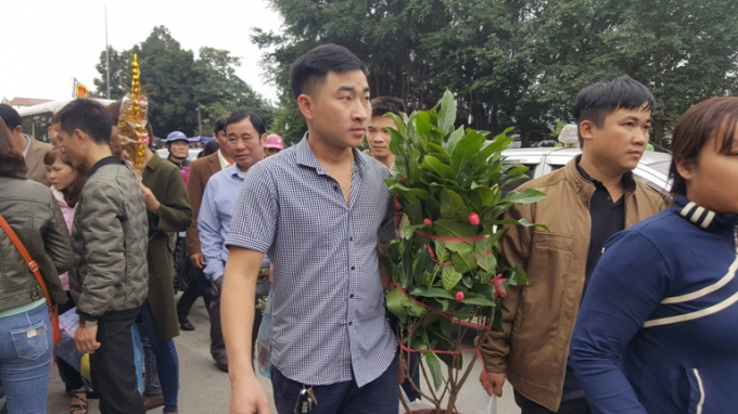 Phong ph&uacute; h&agrave;ng h&oacute;a tại phi&ecirc;n chợ &ldquo;mua may, b&aacute;n rủi&rdquo;