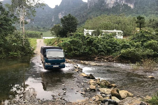 Huy l&aacute;i xe vượt suối để giao sản phẩm cho kh&aacute;ch h&agrave;ng.