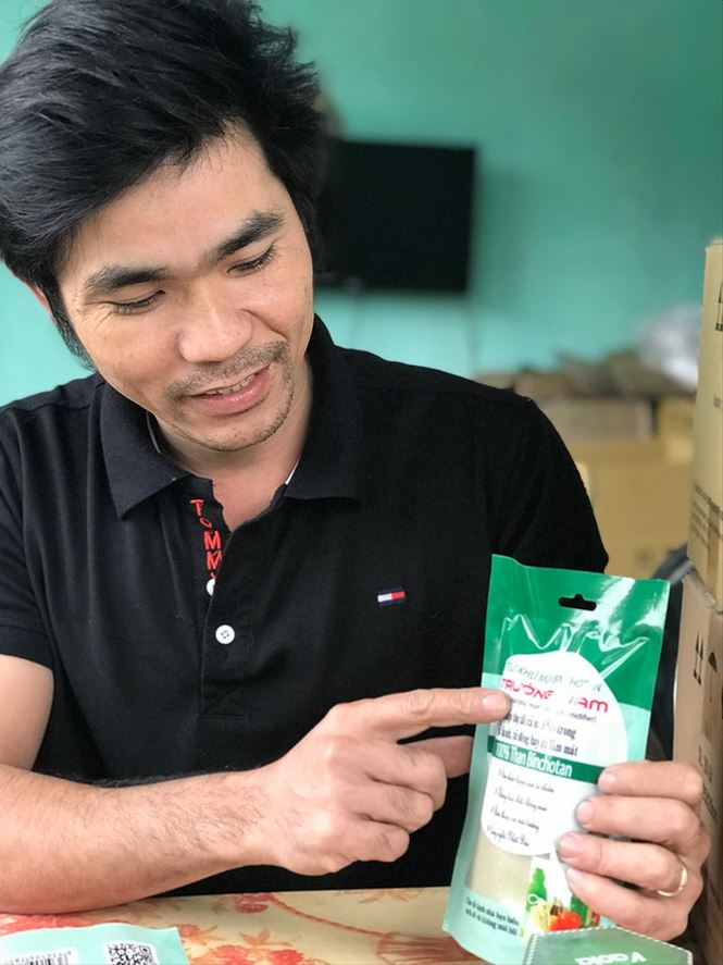 Huy giới thiệu về c&aacute;c sản phẩm của m&igrave;nh.