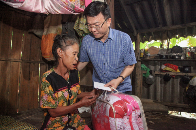 Bộ trưởng Bộ Tư ph&aacute;p L&ecirc; Th&agrave;nh Long trao qu&agrave; đến tận nơi cho b&agrave; Trần Thị Hợi (X&oacute;m 5 x&atilde; Hương Đ&ocirc;, huyện Hương Kh&ecirc;).