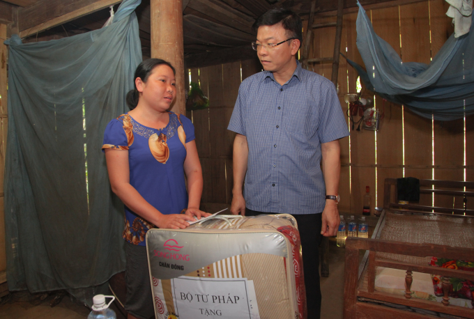 Trao qu&agrave; cho gia đ&igrave;nh chị Nguyễn Thị Thanh (X&oacute;m 1 x&atilde; Hương Đ&ocirc;, huyện Hương Kh&ecirc;). L&agrave; hộ d&acirc;n chịu nhiều mất m&aacute;t do lũ qu&eacute;t.