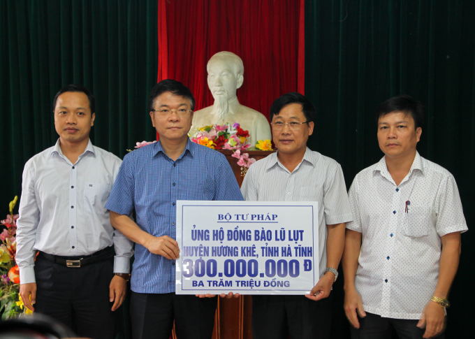 C&aacute;n bộ, c&ocirc;ng chức, vi&ecirc;n chức Bộ Tư ph&aacute;p quy&ecirc;n g&oacute;p hỗ trợ đồng b&agrave;o huyện Hương Kh&ecirc; H&agrave; Tĩnh 300 triệu đồng.