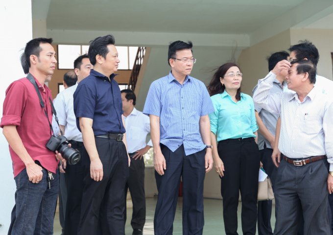 Bộ trưởng Bộ Tư ph&aacute;p L&ecirc; Th&agrave;nh Long (người đứng giữa) chuẩn bị cho h&agrave;nh tr&igrave;nh v&agrave;o t&acirc;m lũ H&agrave; Tĩnh, Quảng B&igrave;nh.