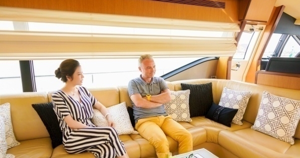 Lý Nhã Kỳ khoe du thuyền triệu đô, dẫn nhà sản xuất Pháp dạo sông Sài Gòn