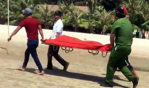 Lực lượng chức năng đưa nạn nh&acirc;n đuối nước l&ecirc;n bờ.