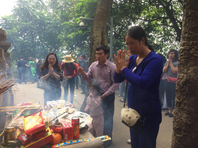 Người d&acirc;n thắp hương tại đền thờ B&aacute;c Hồ.&nbsp;&nbsp;