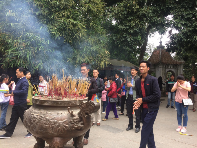 Trong dịp t&ecirc;t Mậu Tuất 2018, Khu Di t&iacute;ch lịch sử Đền H&ugrave;ng đ&oacute;n khoảng 8 vạn du kh&aacute;ch về d&acirc;ng hương xin lộc đầu năm.