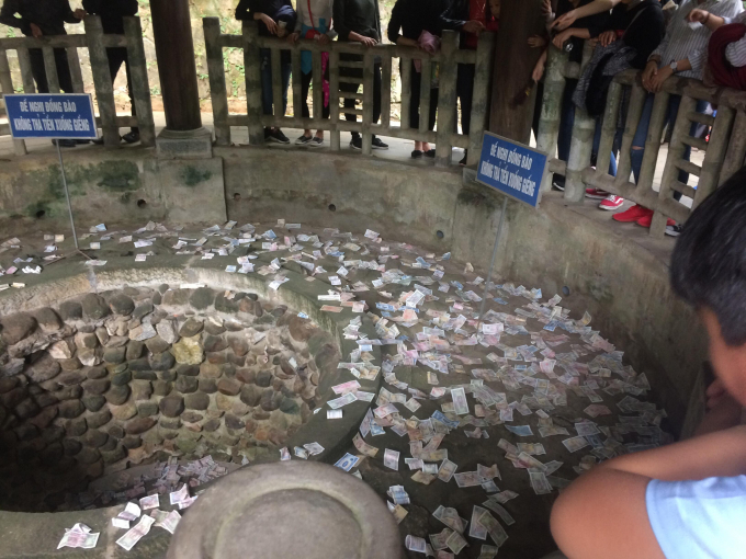 Du kh&aacute;ch vẫn n&eacute;m tiền xuống Giếng cổ mặc d&ugrave; đ&atilde; c&oacute; biển kh&ocirc;ng n&eacute;m tiền. Theo người d&acirc;n th&igrave; d&ugrave; biết n&eacute;m tiền xuống Giếng l&agrave; điều kh&ocirc;ng n&ecirc;n nhưng dường như thuộc về t&acirc;m linh mỗi người.