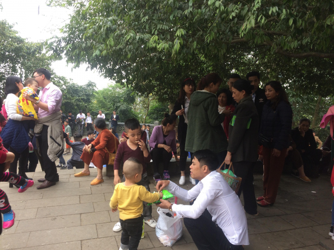 Nhiều gia đ&igrave;nh cho cả con nhỏ đi d&acirc;ng hương ng&agrave;y đầu năm.&nbsp;