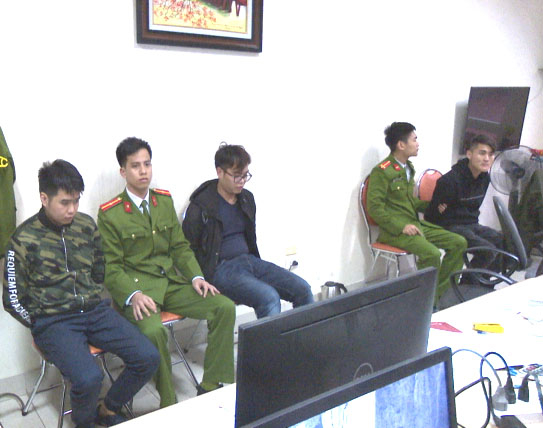 C&aacute;c đối tượng li&ecirc;n quan tại cơ quan C&ocirc;ng an.