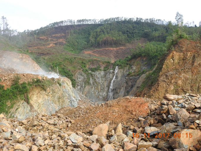 Hoạt động khai th&aacute;c đ&aacute; ở mỏ đ&aacute; R&uacute; Ch&agrave;o.