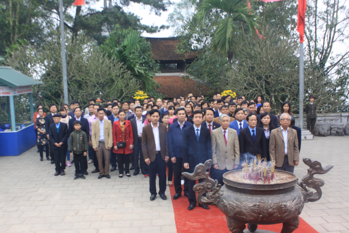 L&atilde;nh đạo tỉnh Ph&uacute; Thọ c&ugrave;ng b&agrave; con nh&acirc;n d&acirc;n d&acirc;ng hương tại đền thờ Tổ Mẫu &Acirc;u Cơ.