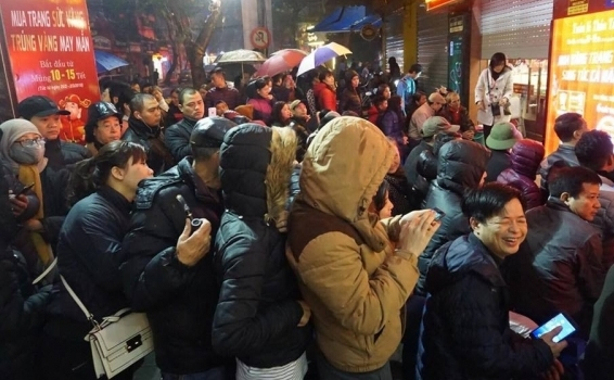 Người d&acirc;n H&agrave; Nội xếp h&agrave;ng từ sớm để mua v&agrave;ng cầu mong được may mắn.