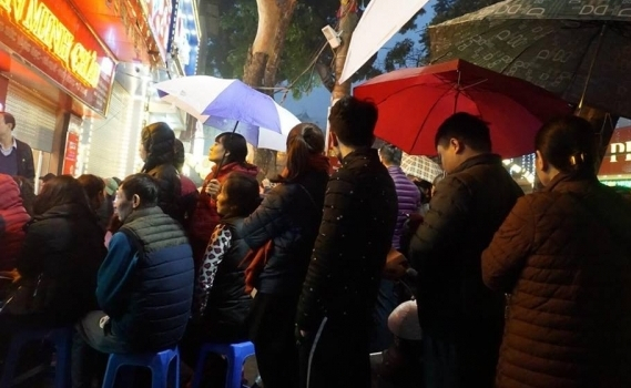 Ai cũng mong muốn m&igrave;nh l&agrave; người mua v&agrave;ng sớm nhất để lấy may mắn.