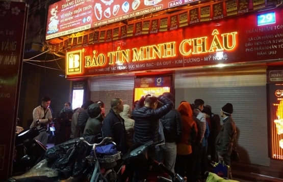 6h30, cửa h&agrave;ng kinh doanh v&agrave;ng bạc Bảo T&iacute;n Minh Ch&acirc;u tr&ecirc;n đường Trần Nh&acirc;n T&ocirc;ng mới mở cửa nhưng chưa b&aacute;n ngay. L&uacute;c n&agrave;y kh&aacute;ch đ&atilde; xếp h&agrave;ng d&agrave;i ra tận lề đường. Tại c&aacute;c cửa h&agrave;ng kh&aacute;c, kh&aacute;ch cũng &ugrave;n &ugrave;n k&eacute;o v&agrave;o mua v&agrave;ng cầu may.
