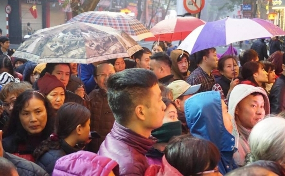 Một người d&acirc;n xếp h&agrave;ng mua v&agrave;ng cho biết: t&ocirc;i&nbsp;đến đ&acirc;y từ 5h s&aacute;ng để chờ mua v&agrave;ng cầu may. &ldquo;T&ocirc;i tranh thủ đi mua c&agrave;ng sớm c&agrave;ng tốt. T&ocirc;i quan niệm đi mua v&agrave;ng để lấy may mắn, năm mới ăn n&ecirc;n l&agrave;m ra v&agrave; cũng l&agrave; để t&iacute;ch c&oacute;p th&ecirc;m tiền bạc&rdquo;.