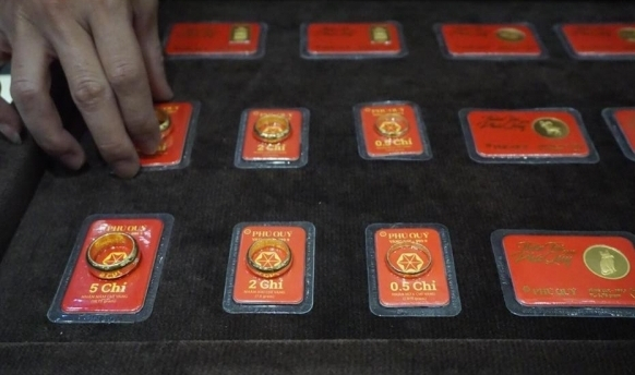 Theo quan niệm d&acirc;n gian, người mua v&agrave;ng trong ng&agrave;y v&iacute;a Thần T&agrave;i (m&ugrave;ng 10/1 &Acirc;m lịch) sẽ c&oacute; được được ph&uacute;c lộc, sung t&uacute;c may mắn cả năm.&nbsp;Sản phẩm mọi người thường chọn l&agrave; nhẫn tr&ograve;n trơn, c&oacute; gi&aacute; trị lưu trữ cao.