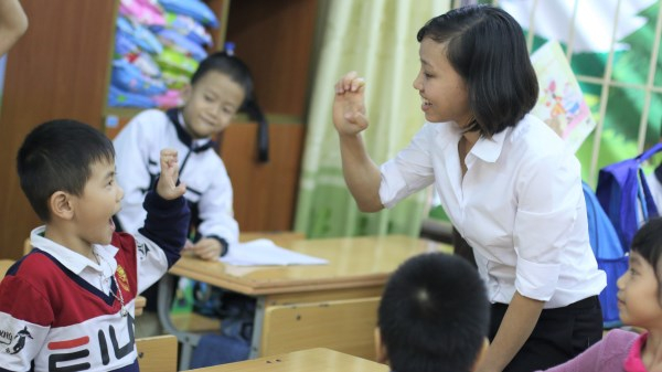 Một giờ dạy của gi&aacute;o vi&ecirc;n tiểu học. Ảnh: Thanh H&ugrave;ng