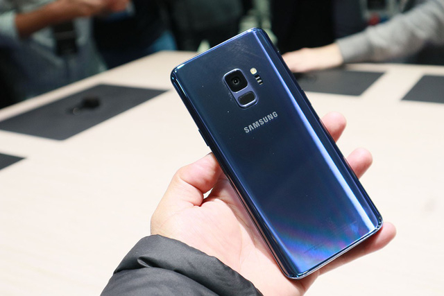 Galaxy S9 c&oacute; thiết kế vẫn tương tự như người tiền nhiệm Galaxy S8 nhưng c&oacute; c&aacute;ch t&acirc;n đ&ocirc;i ch&uacute;t.