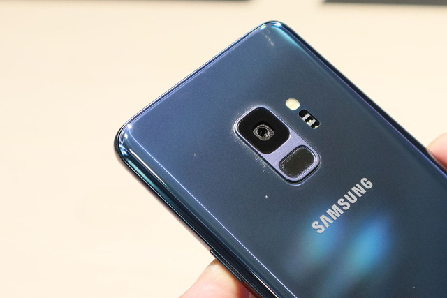 Thay đổi đ&aacute;ng ch&uacute; &yacute; nhất ở mặt sau đ&oacute; cum camera của Galaxy S9, S9+ được thiết kế theo chiều dọc, v&agrave; lcảm biến v&acirc;n tay được dời về b&ecirc;n dưới camera, điều m&agrave; c&aacute;c fan trung th&agrave;nh của Samsung mong chờ bởi n&oacute; thuận tiện v&agrave; tr&aacute;nh l&agrave;m bẩn ống k&iacute;nh.