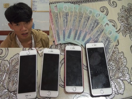 Đối tượng T&ugrave;ng v&agrave; tang vật vụ &aacute;n. Ảnh: CAĐP.