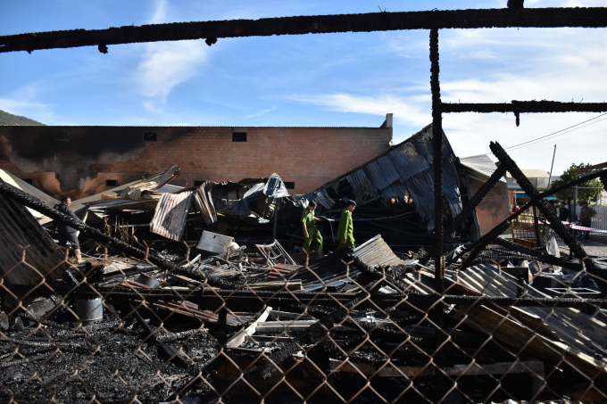 Cơ quan chức năng kh&aacute;m nghiệm hiện trường vụ ch&aacute;y.