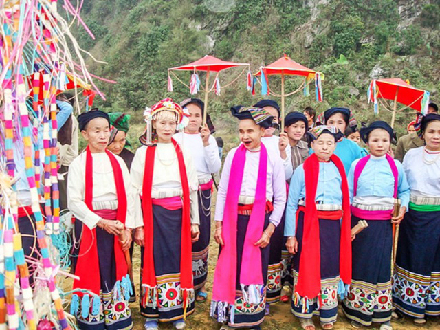 Mỗi khi xu&acirc;n về, c&acirc;y tr&aacute;i đ&acirc;m chồi nẩy lộc, cũng l&agrave; l&uacute;c lễ hội N&agrave;ng Han được thắp lửa ở đại ng&agrave;n miền T&acirc;y xứ Thanh.