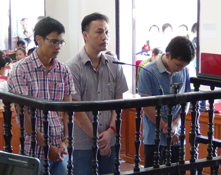 C&aacute;c bị c&aacute;o Đặng Nam Hải, Nguyễn Tiến Dũng v&agrave; Nguyễn Văn Ph&uacute;c tại phi&ecirc;n t&ograve;a. (Nguồn: D&acirc;n tr&iacute;)