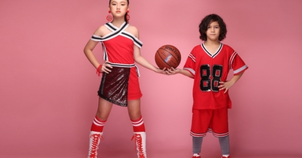 Con trai danh thủ bóng đá Kesley Huỳnh khoe dáng trong trang phục thể thao