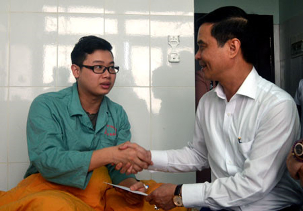 B&aacute;c sỹ bị người nh&agrave; bệnh nh&acirc;n được l&atilde;nh đạo đến thăm v&agrave; động vi&ecirc;n.