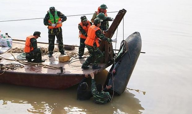 C&aacute;n bộ, chiến sĩ Trung t&acirc;m C&ocirc;ng nghệ xử l&yacute; bom m&igrave;n xử l&yacute; quả bom dưới ch&acirc;n cầu Long Bi&ecirc;n.