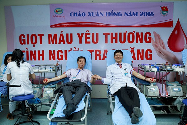 TS.BS Trần Ngọc Quế (b&ecirc;n phải) hiến m&aacute;u tại buổi lễ Ch&agrave;o Xu&acirc;n Hồng năm 2018.