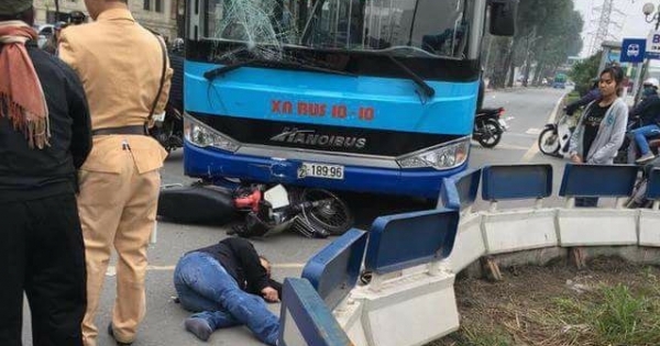 Hà Nội: Người đàn ông nguy kịch sau va chạm với xe buýt
