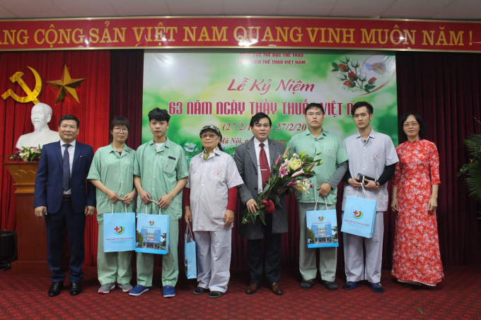 C&aacute;c bệnh nh&acirc;n đang điều trị tại Bệnh viện Thể thao Việt Nam chụp ảnh lưu niệm c&ugrave;ng c&aacute;c b&aacute;c sĩ của bệnh viện.