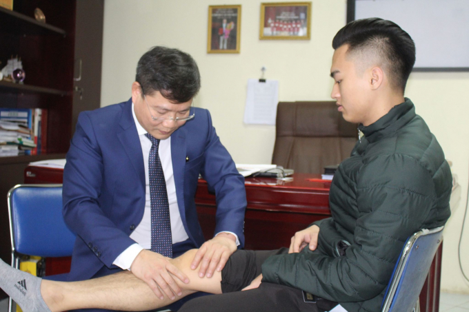 B&aacute;c sĩ L&ecirc; Thanh T&ugrave;ng kh&aacute;m bệnh cho một bệnh nh&acirc;n gặp vấn đề về xương khớp.